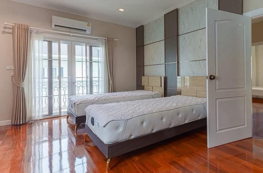 House with Shared Pool in Bangnatrad 